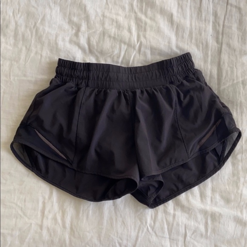 Lululemon Hotty Hot Short II 2.5” size 4